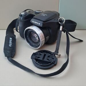 Fujifilm Digital Camera FinePix S700 7.1 Mega Pixela 10X Optical Zoom With Case